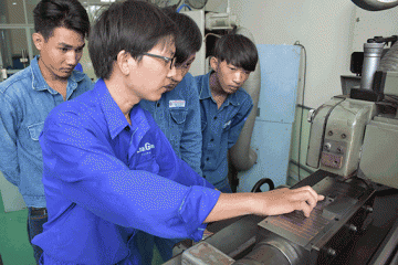 Kỹ sư  Lead Giken Việt Nam hướng dẫn SV thực tập gia công cơ khí và chế tạo khuôn mẫu. 